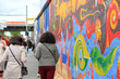 berlín muro graffiti gente paseando 3906-f15
