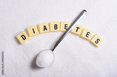 Fotografía Letras de imprenta diabetes en palabras cruzadas y la cuchara sobre la pila de a