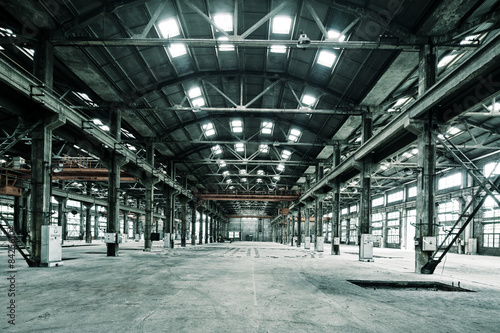 Dekoracja na wymiar  pusta-podloga-w-opuszczonej-fabryce