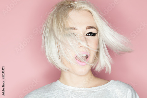 Cuadros en Lienzo Close-up portrait of a fashion blonde with short hairstyle