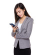 © leungchopan - Asian businesswoman read on smartphone
