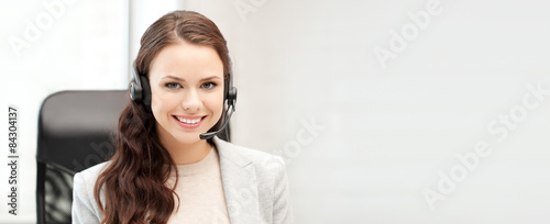 Fotografía helpline operator with laptop computer