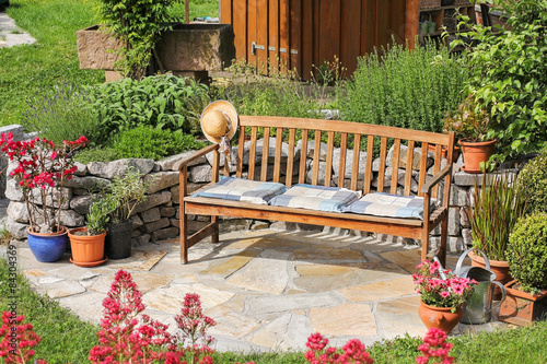 Sitzplatz Im Garten Kaufen Sie Dieses Foto Und Finden Sie