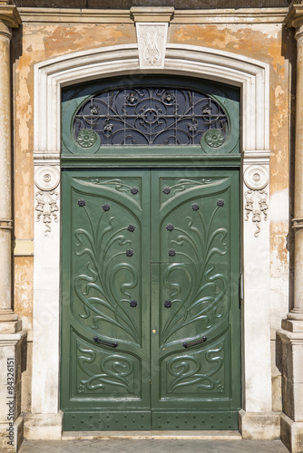 sredniowieczne-eleganckie-zielone-drzwi-ze-zdobieniami-i-przetloczeniami