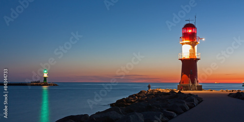 Fotografía Leuchttürme (Molenfeuer) am Hafen von Warnemünde bei Nacht