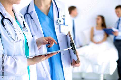 Fotografía Mujer joven médico sosteniendo un Tablet PC