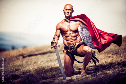 Foto Gladiator, Bild eines gut gebauten Mannes, der eine Klinge und ein shiel hält