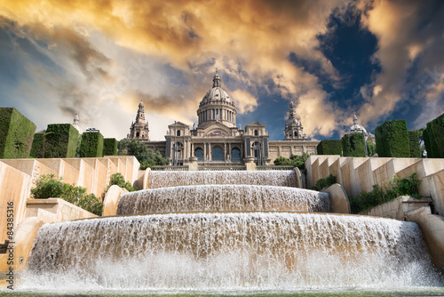 museu-nacional-d-art-de-catalunya-muzeum-narodowe-sztuki-katalonskiej-w-pogodny-dzien