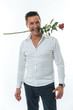 © viappy - Uomo con rosa fra i denti