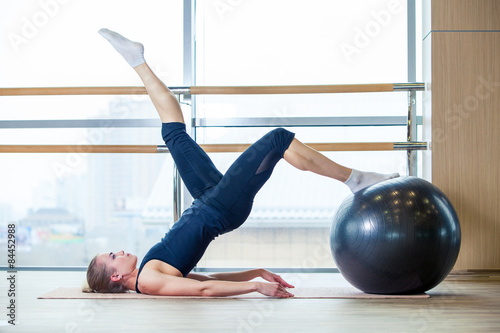 Naklejka - mata magnetyczna na lodówkę young woman working out in a gym