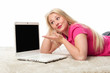 © von Lieres - Blondes Mädchen liegt mit Laptop auf dem Boden
