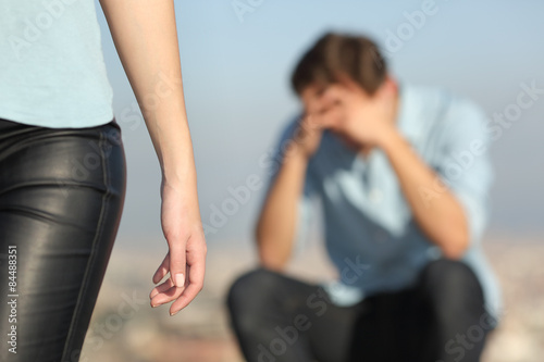 Fotomural Breakup of a couple and a sad man in the background