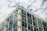 Fototapeta  - Spiegelung Bürogebäude Wolken