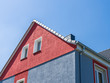 Modernisierte Fassade mit Rauputz rot grau
