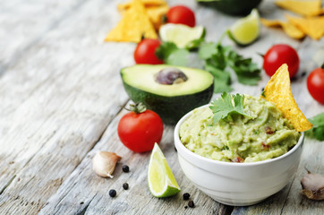 Wall Mural - guacamole with corn chips