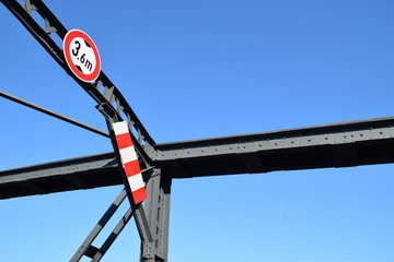 Höhenbegrenzung an einer Bogenbrücke