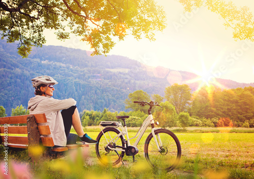 Fotomural La mujer de relax junto a su bicicleta eléctrica - electrónica de potencia 05