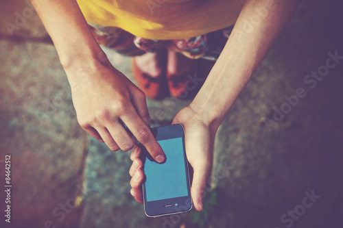 Foto Hände mit einem Telefon SMS auf Smartphone-App