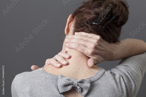 Fotografía neck and shoulder gestures for releasing tension in back