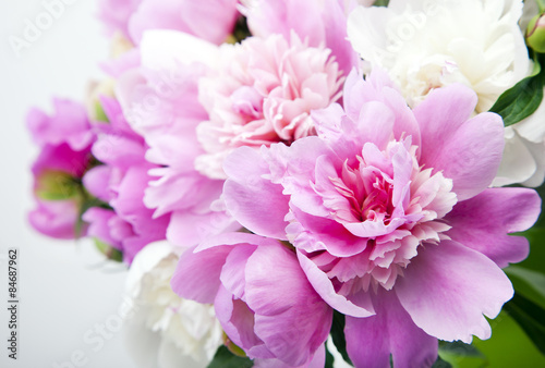 Obraz w ramie Beautiful bouquet of pink and white peonies