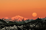 Fototapeta Góry - Ocaso de Luna llena al amanecer. Patagonia Argentina.