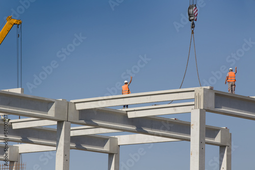 Fotografía Height worker standing on truss on building skeleton