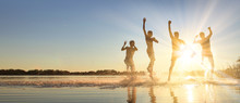 Glückliche Junge Menschen Laufen Und Springen Am See Beim Sonnenuntergang