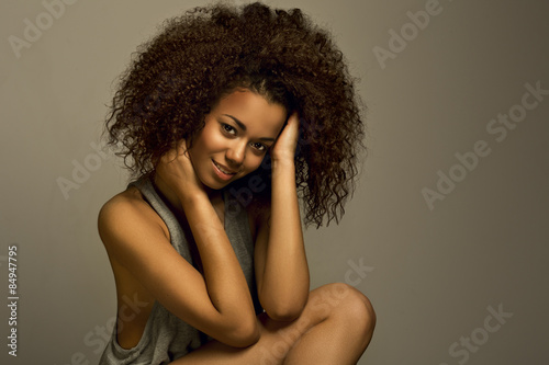 Fotografía Portrait of a beautiful natural young African woman smiling happiness