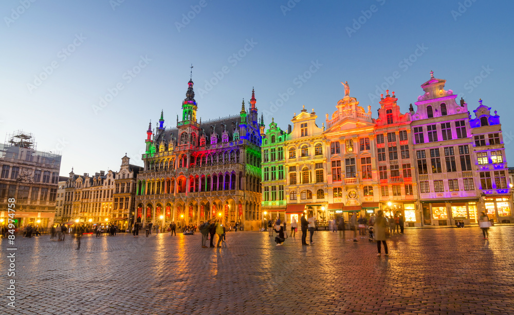 Obraz na płótnie Grand Place with colorful lighting at Dusk in Brussels. w salonie