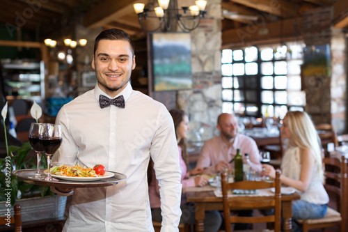 Fotografía Adults having dinner and waiter