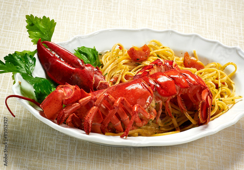 Gourmet Lobster Tasty avec Linguine pâtes sur la planche Tableau sur Toile