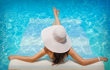 Young Woman In White Hat Resting In Pool