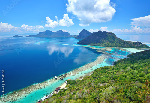 Cuadros en Lienzo Aerial view of tropical island of Bohey Dulang near Siapdan Island, Sabah Borneo, Malaysia
