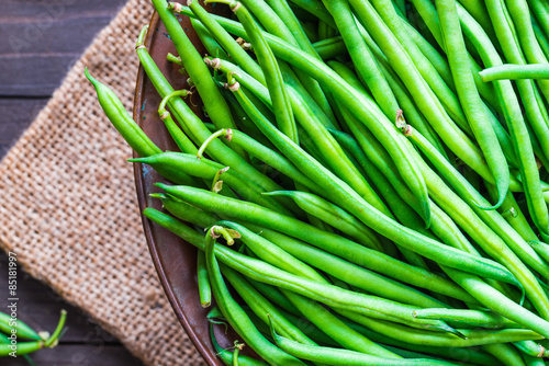 Fotografía Green beans or string beans on rustic wood.