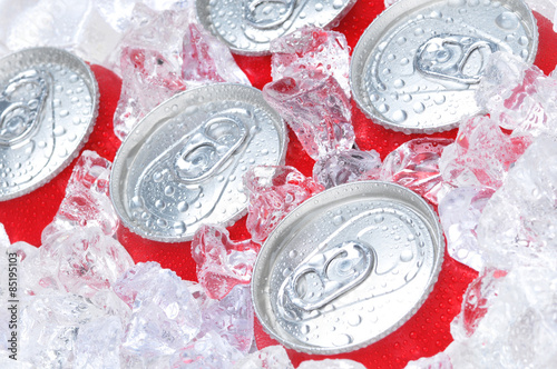 Fotomural Hasta cerca de latas de soda en hielo