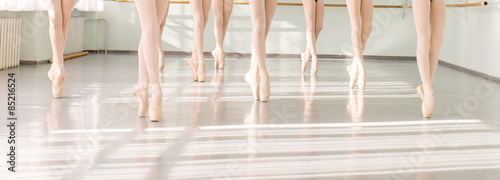 Fotografía legs of dancers ballerinas in class classical dance, ballet