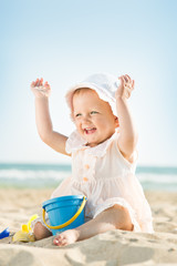 Wall Mural - Baby playing at the sea