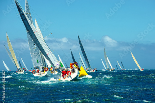Voiliers régate. yachts et navires de la série Tableau sur Toile