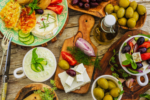 Fotografía Platos de cocina griega - Ensalada griega, choriatiki, tzatziki