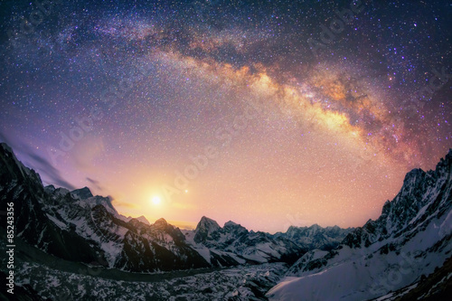 Fotomural The dome of the Milky Way under the main Himalayan ridge.
