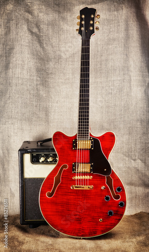 semi-hollow-gitara-i-wzmacniacz