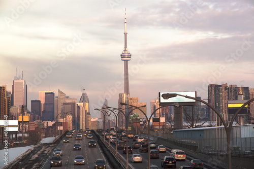 Plakat Ruchliwa autostrada do Toronto Downtown. Toronto, Ontario, Kanada