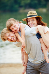 Familie im Sommer am See