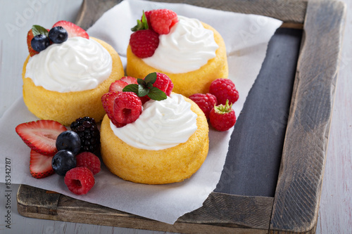Fotografie, Obraz Pastry cups filled with cream and fresh berries