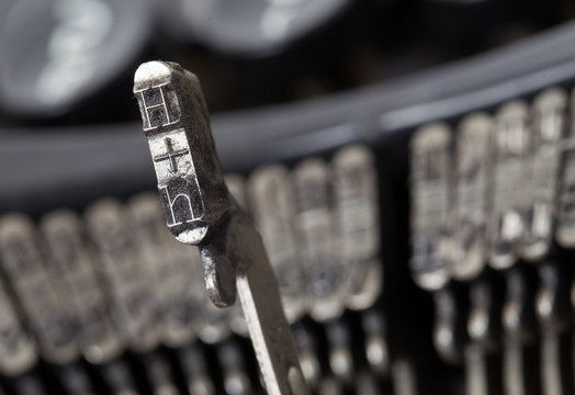 H hammer - old manual typewriter