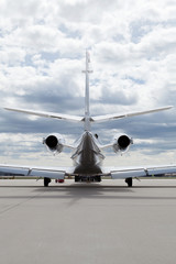 Flugzeug Privatjet auf dem Rollfeld vor dem Hangar