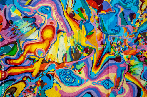 Photographie Graffitis aux couleurs vives sur murs et gouttières