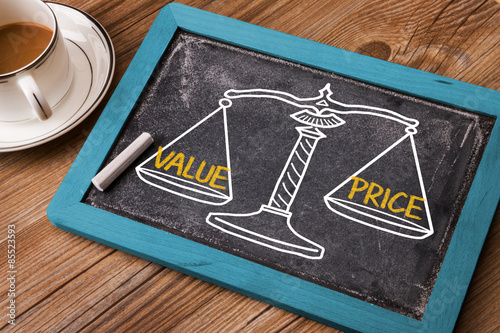 Fotografía Concepto de valor del precio en la escala del balance