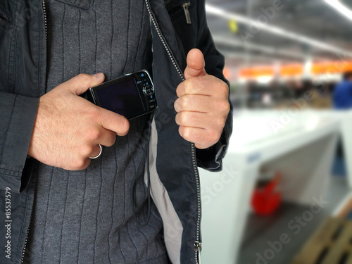 Ladendiebstahl in der Elektroabteilung - kaufen Sie dieses ...