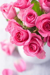 Fotomurales - beautiful pink roses bouquet in vase